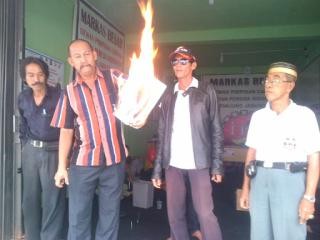 Tim relawan Zum Zola membakarSK tim yang ditandatangani Zumi Zola